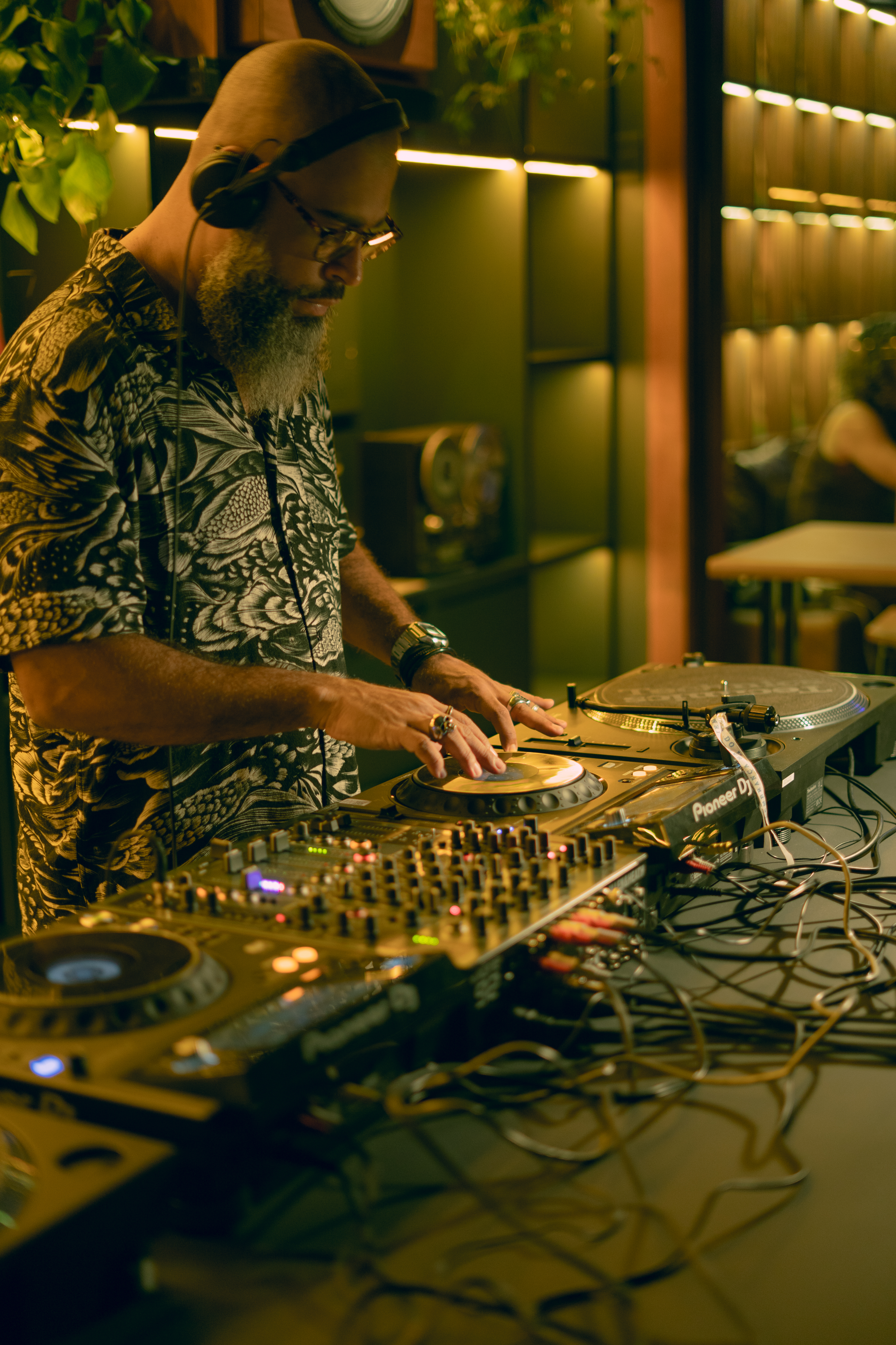 DJ RIFFS tocando em apresentação com toca-discos e mixer