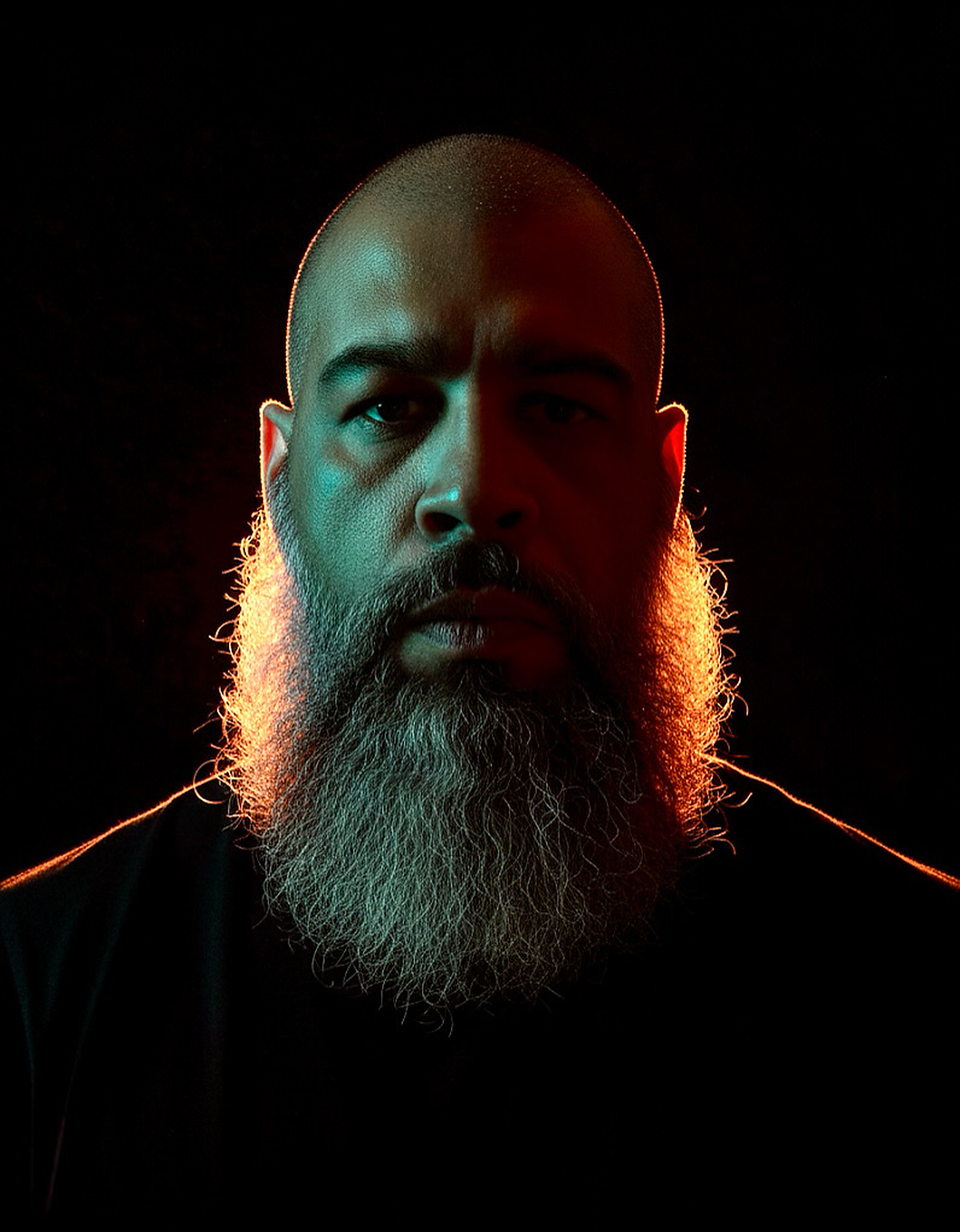 Retrato artístico de DJ RIFFS com luzes coloridas
