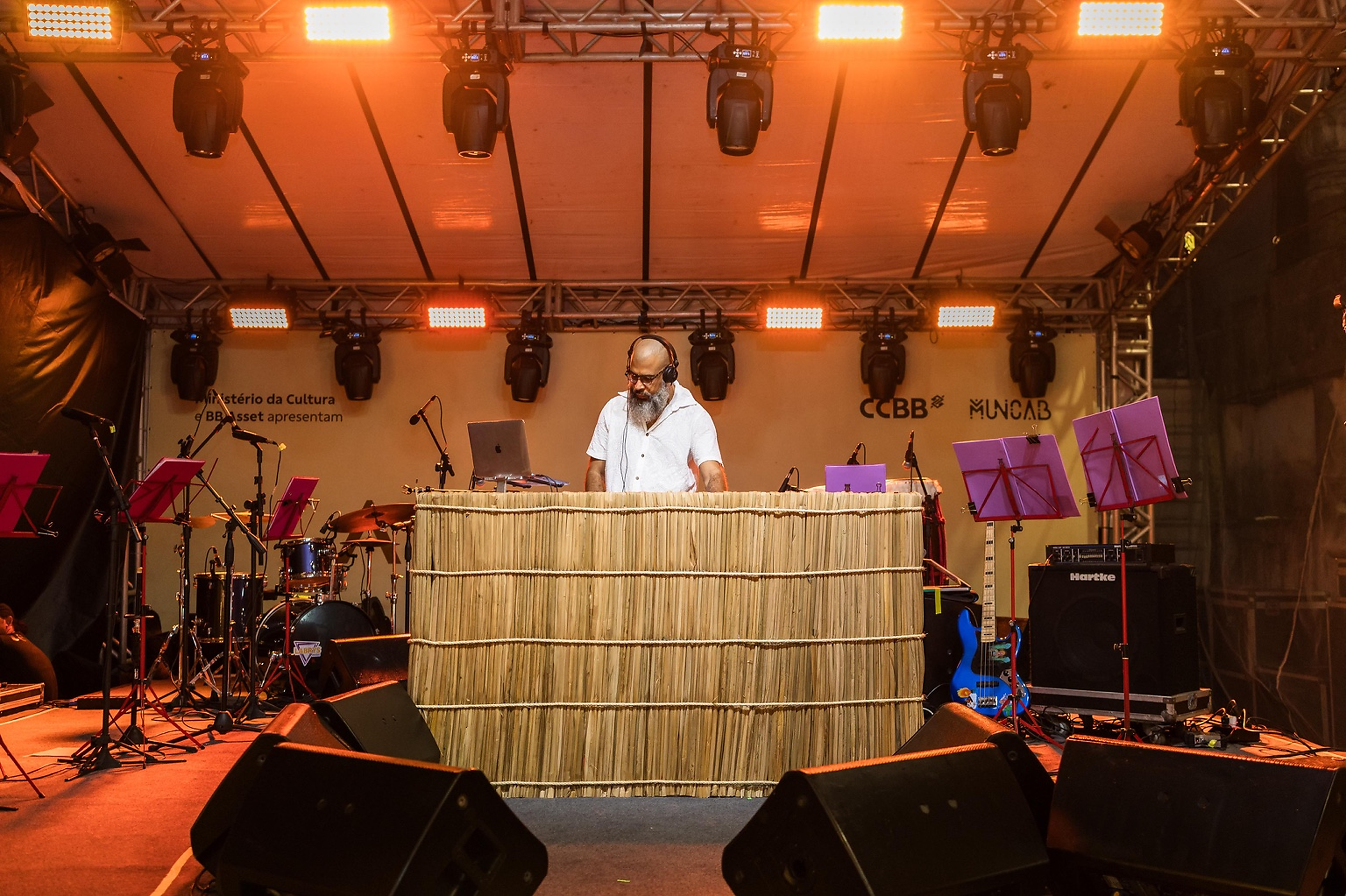 DJ RIFFS em palco com iluminação laranja